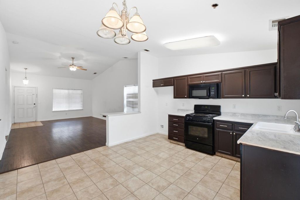 Image 14 of property listing at 1781 Diamond Avenue, Sanger, CA 93657