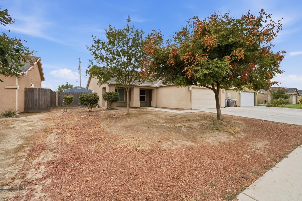 Image 2 of property listing at 1781 Diamond Avenue, Sanger, CA 93657