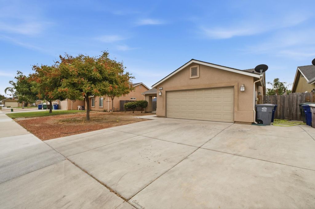 Image 3 of property listing at 1781 Diamond Avenue, Sanger, CA 93657
