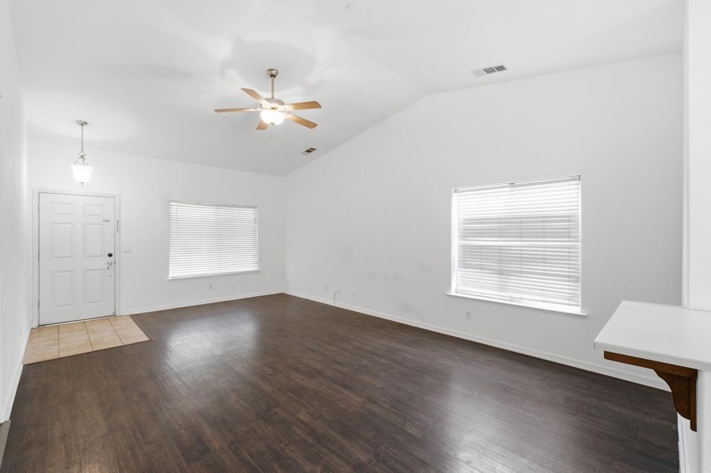 Image 8 of property listing at 1781 Diamond Avenue, Sanger, CA 93657