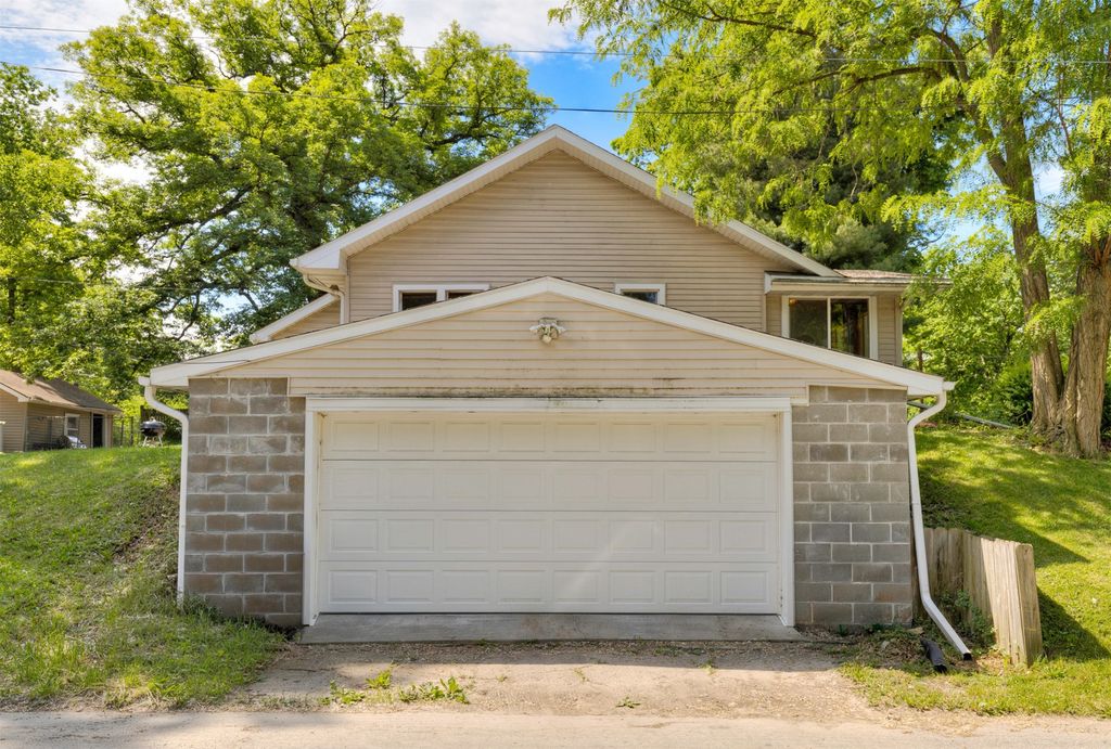 1825 24th Drive, Des Moines, IA 50310