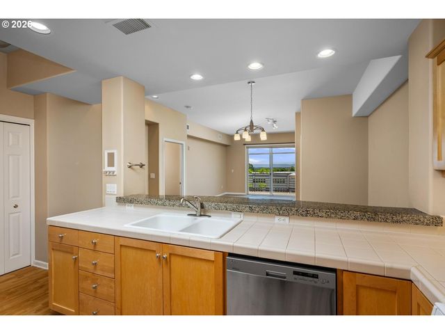 4884 Nw PROMENADE Ter 310, Portland, OR 97229