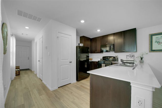 36 Trinity CIR, Lockhart, TX 78644