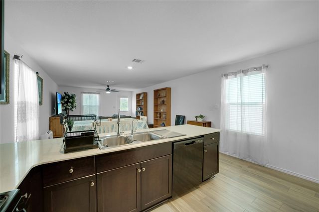 36 Trinity CIR, Lockhart, TX 78644