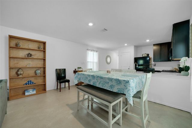 36 Trinity CIR, Lockhart, TX 78644