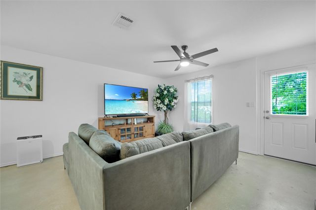36 Trinity CIR, Lockhart, TX 78644