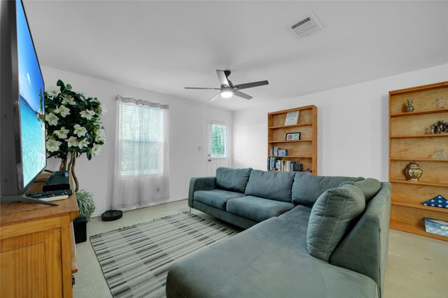 36 Trinity CIR, Lockhart, TX 78644