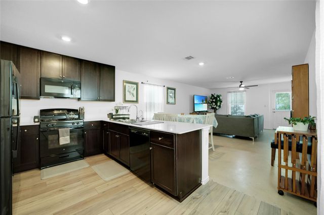 36 Trinity CIR, Lockhart, TX 78644