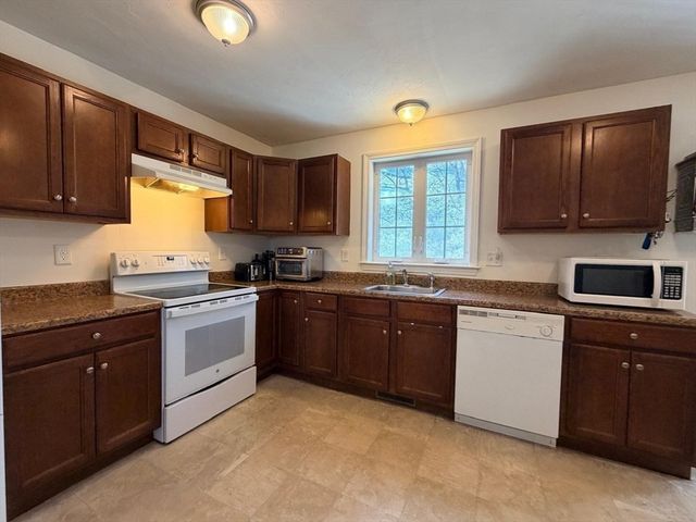 6 Buttercup Ln 27, Littleton, MA 01460