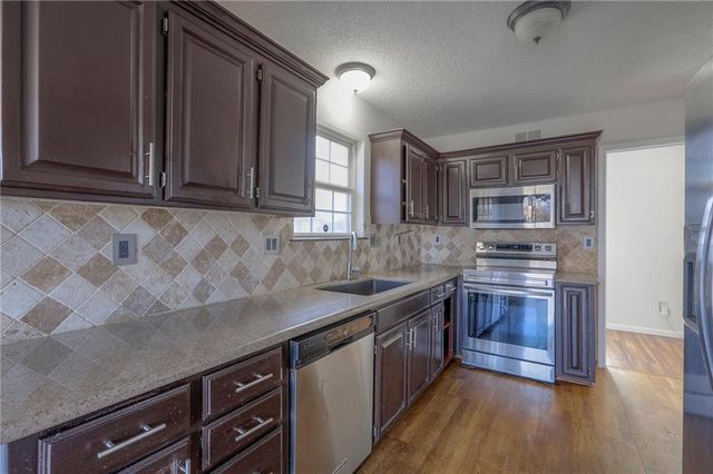 18404 E Blackhawk Trail, Independence, MO 64056