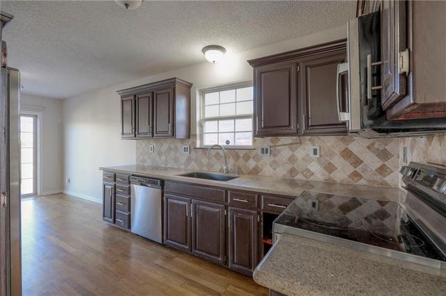 18404 E Blackhawk Trail, Independence, MO 64056