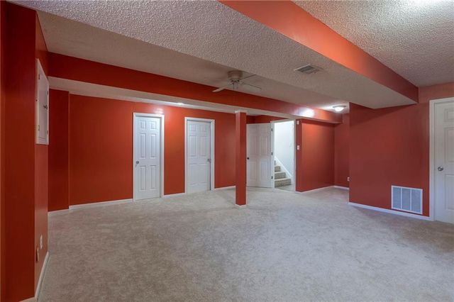 18404 E Blackhawk Trail, Independence, MO 64056