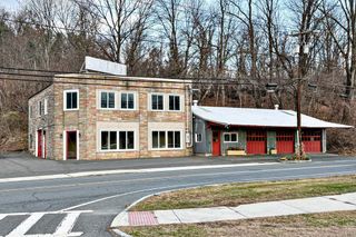 435 Deerfield St, Greenfield, MA 01301