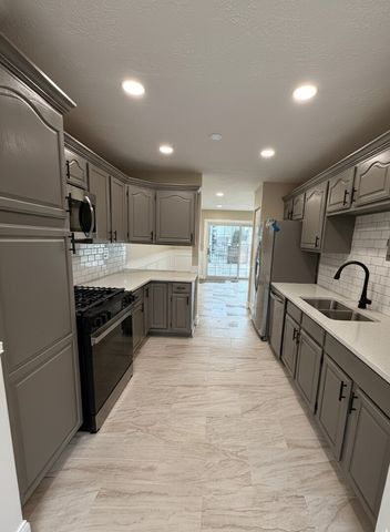 1659 Islandview Court, Hoffman Estates, IL 60169