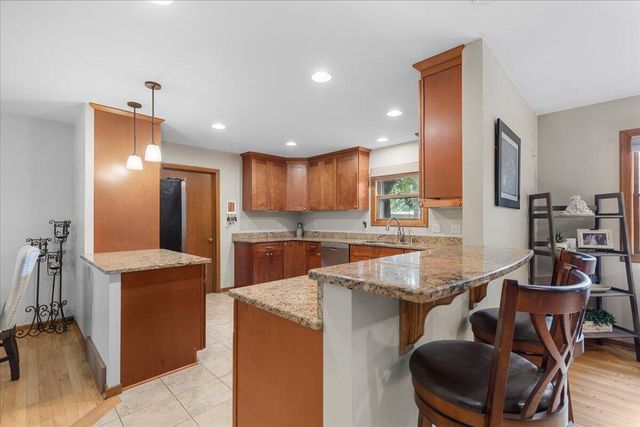W225N247 Lexington DRIVE, Waukesha, WI 53186