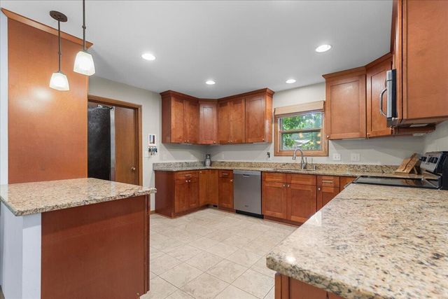 W225N247 Lexington DRIVE, Waukesha, WI 53186