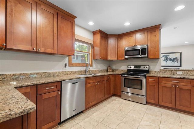 W225N247 Lexington DRIVE, Waukesha, WI 53186