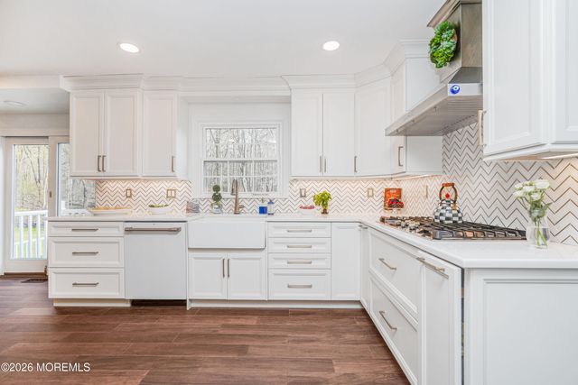 11 Mohican Drive, Middletown, NJ 07748