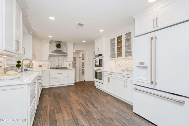 11 Mohican Drive, Middletown, NJ 07748