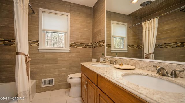 11 Mohican Drive, Middletown, NJ 07748