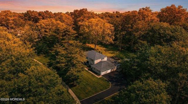 11 Mohican Drive, Middletown, NJ 07748