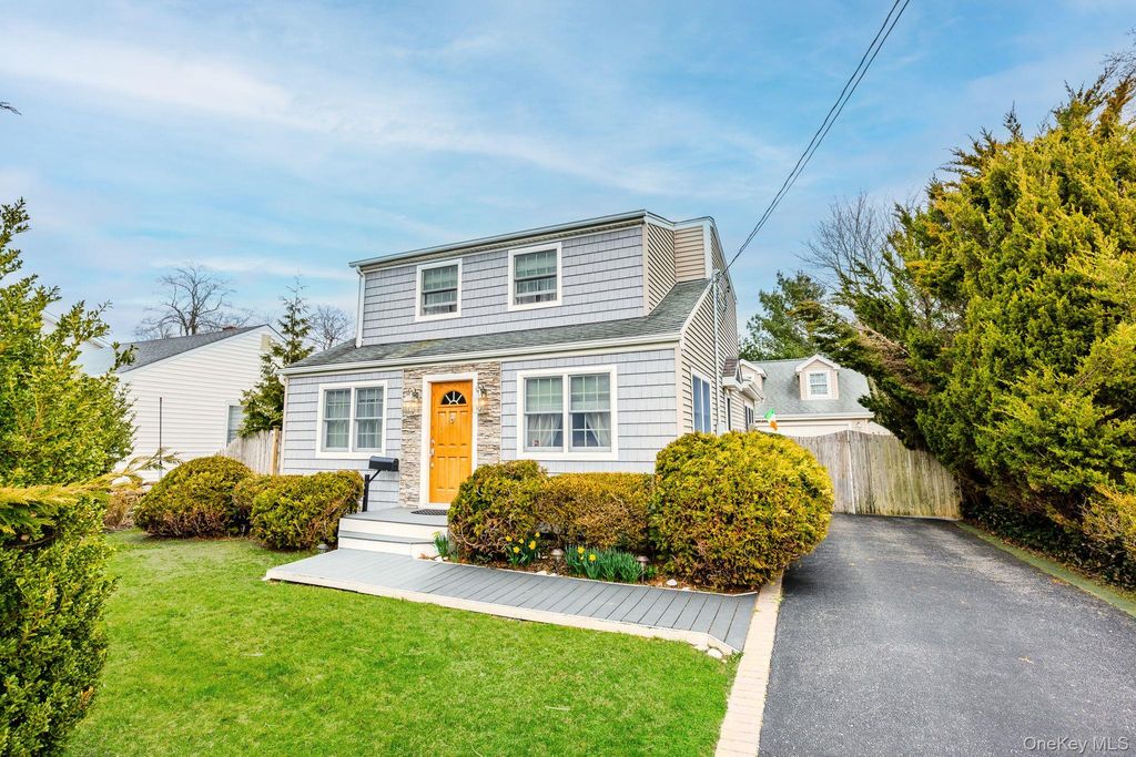 39 Bayview Avenue, Bayport, NY 11705