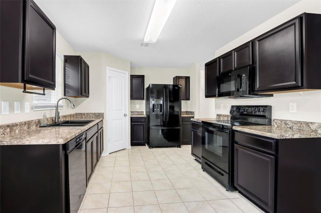 1048 Dumfries DR, Seguin, TX 78155