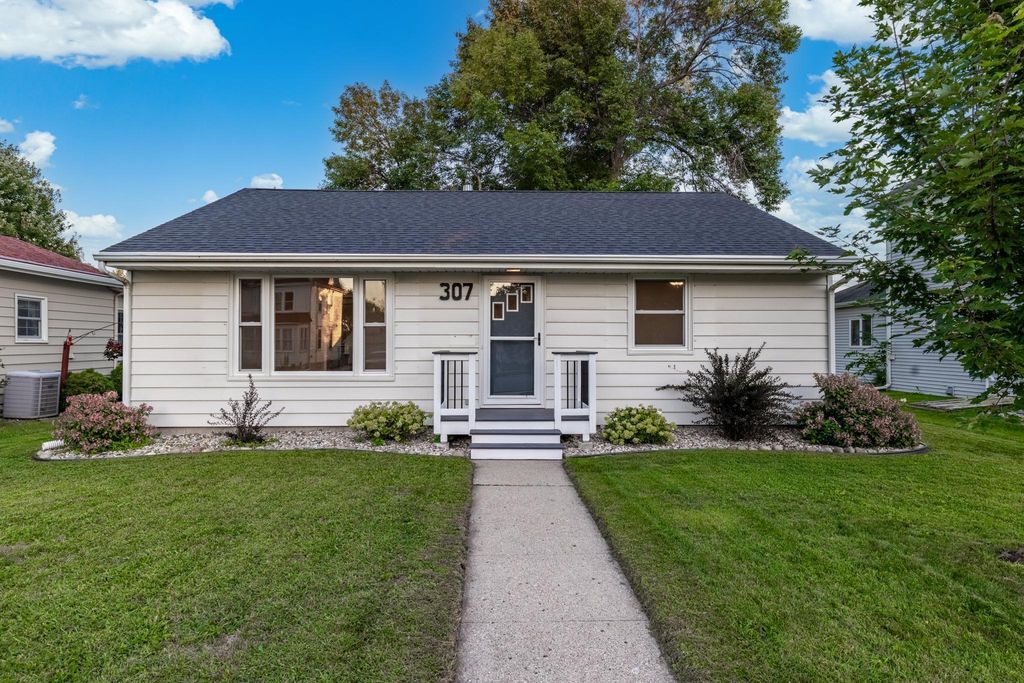 307 S 4th Street, Le Sueur, MN 56058 — exterior
