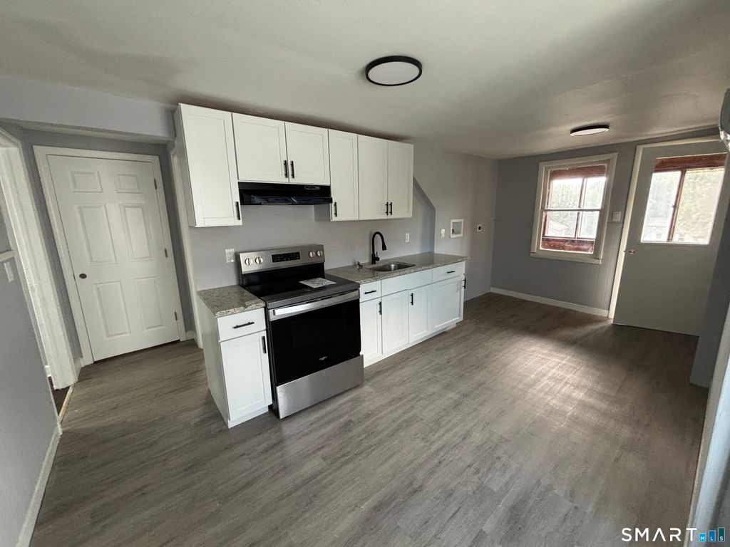 231 Goddard Avenue 3rd Floor, Bridgeport, CT 06610
