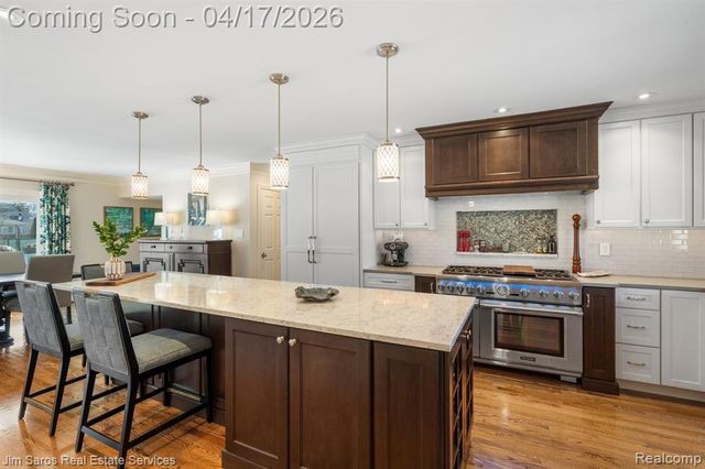 47 Roslyn Road, Grosse Pointe Shores, MI 48236
