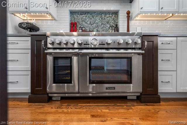 47 Roslyn Road, Grosse Pointe Shores, MI 48236