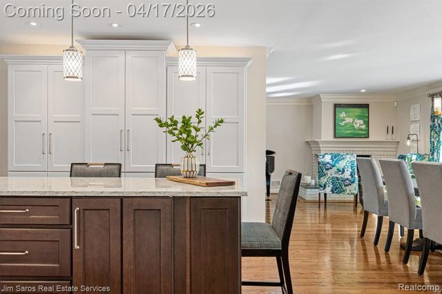 47 Roslyn Road, Grosse Pointe Shores, MI 48236