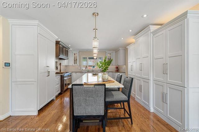 47 Roslyn Road, Grosse Pointe Shores, MI 48236