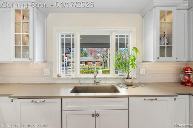 47 Roslyn Road, Grosse Pointe Shores, MI 48236