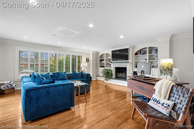 47 Roslyn Road, Grosse Pointe Shores, MI 48236