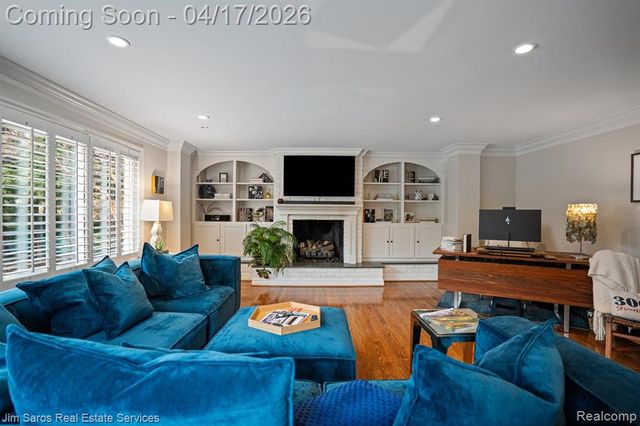 47 Roslyn Road, Grosse Pointe Shores, MI 48236