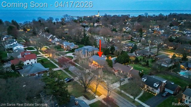 47 Roslyn Road, Grosse Pointe Shores, MI 48236