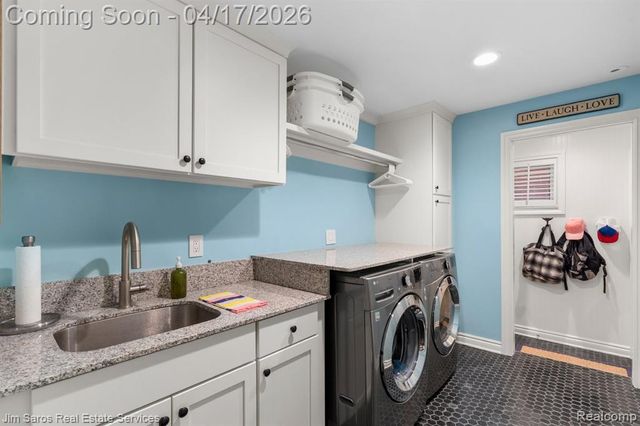 47 Roslyn Road, Grosse Pointe Shores, MI 48236