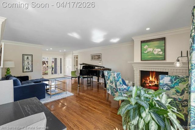 47 Roslyn Road, Grosse Pointe Shores, MI 48236