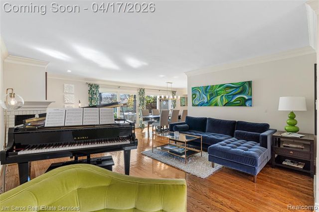 47 Roslyn Road, Grosse Pointe Shores, MI 48236