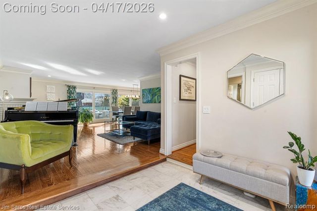 47 Roslyn Road, Grosse Pointe Shores, MI 48236