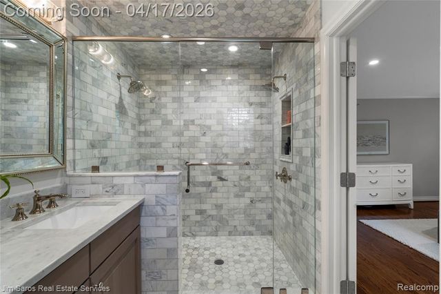 47 Roslyn Road, Grosse Pointe Shores, MI 48236
