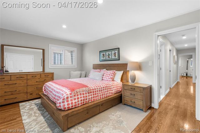 47 Roslyn Road, Grosse Pointe Shores, MI 48236