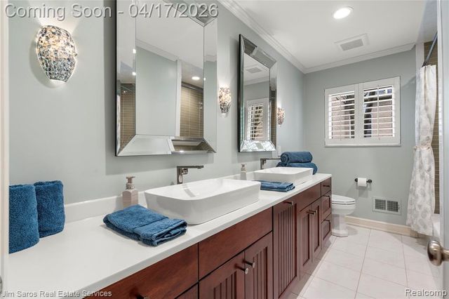47 Roslyn Road, Grosse Pointe Shores, MI 48236