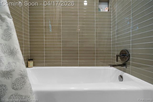 47 Roslyn Road, Grosse Pointe Shores, MI 48236