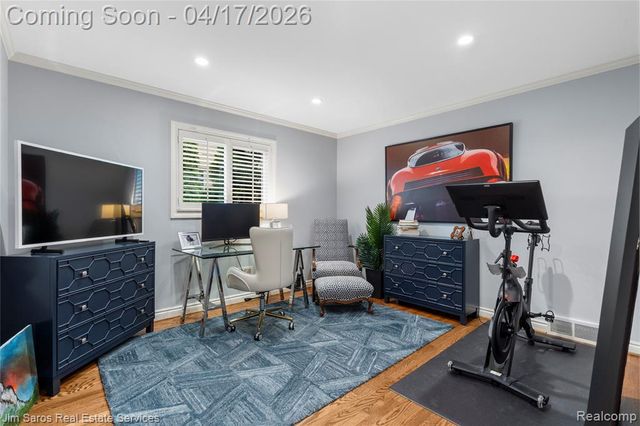 47 Roslyn Road, Grosse Pointe Shores, MI 48236