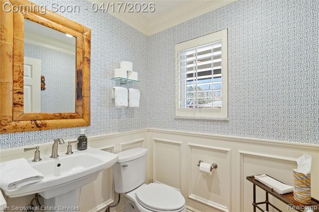 47 Roslyn Road, Grosse Pointe Shores, MI 48236