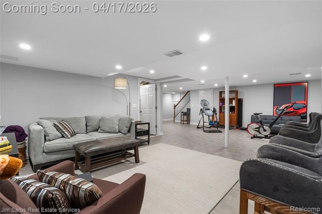 47 Roslyn Road, Grosse Pointe Shores, MI 48236