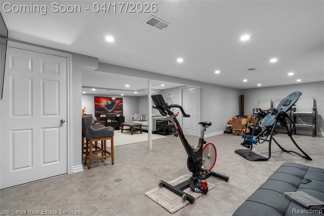 47 Roslyn Road, Grosse Pointe Shores, MI 48236