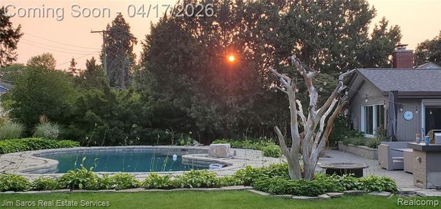 47 Roslyn Road, Grosse Pointe Shores, MI 48236